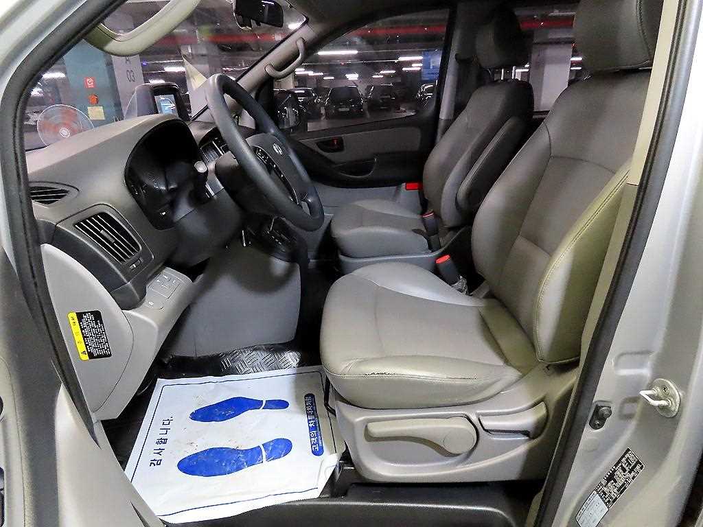 HYUNDAI Starex - Vista 6