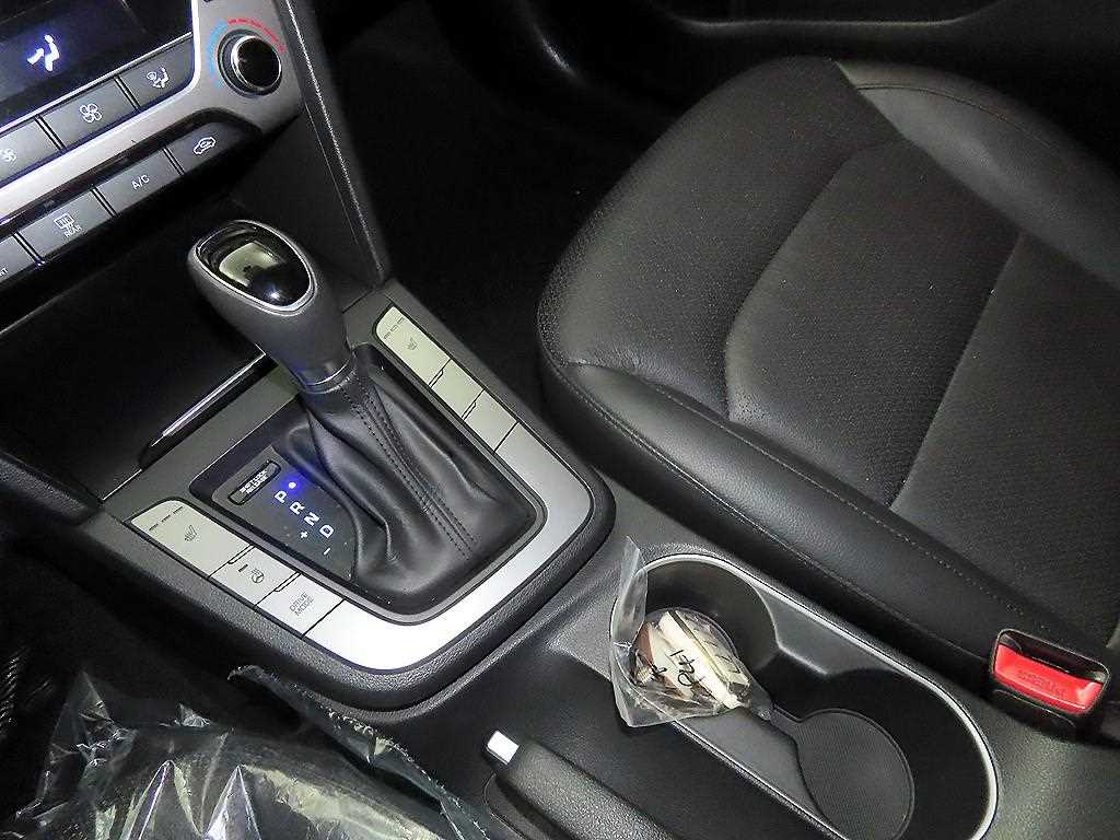 HYUNDAI Avante - Vista 12
