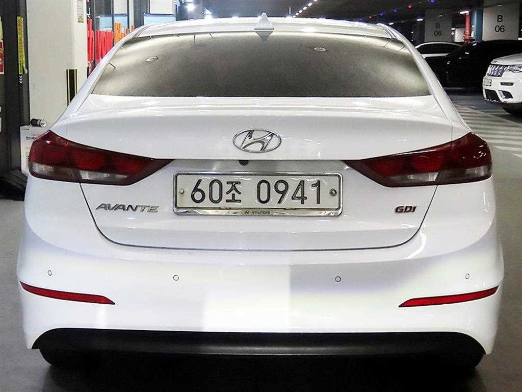 HYUNDAI Avante - Vista 5