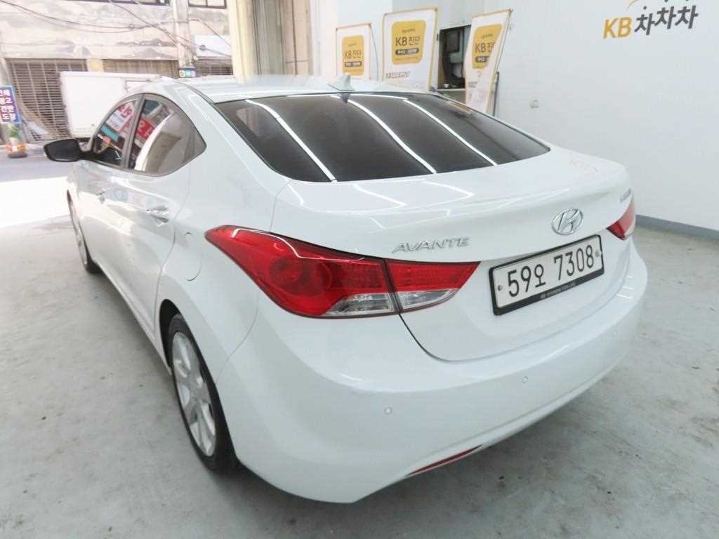 HYUNDAI Avante - Vista 4