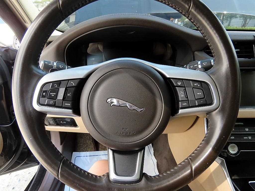 Jaguar XF - Vista 8