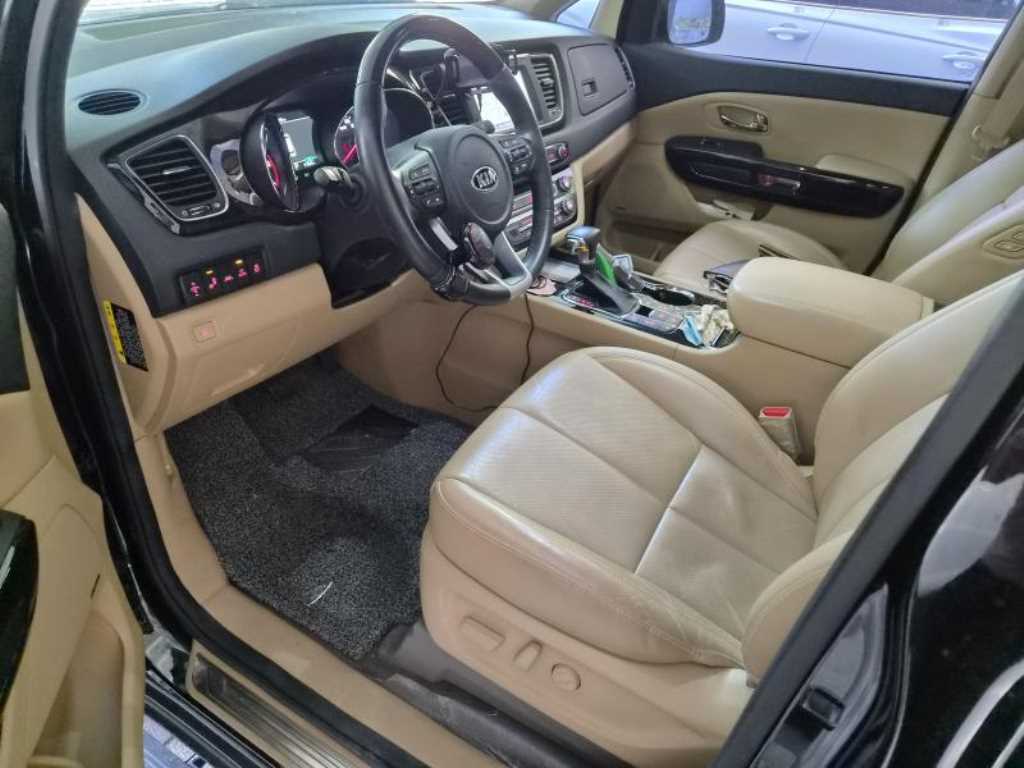 KIA Carnival - Vista 9