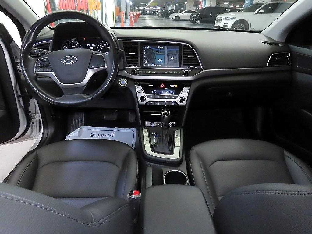 HYUNDAI Avante - Vista 10