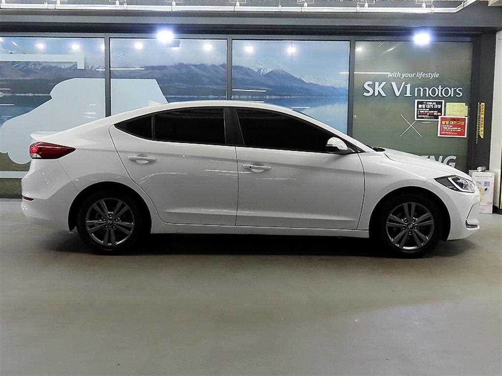 HYUNDAI Avante - Vista 3