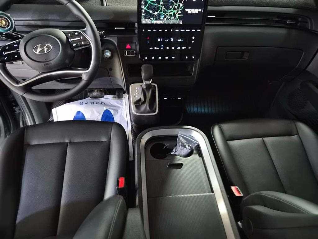 HYUNDAI Staria - Vista 10