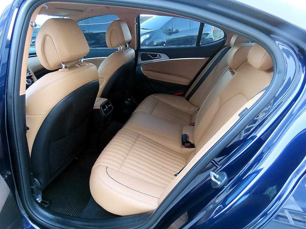 Genesis G70 - Vista 6