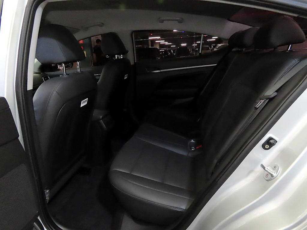 HYUNDAI Avante - Vista 7