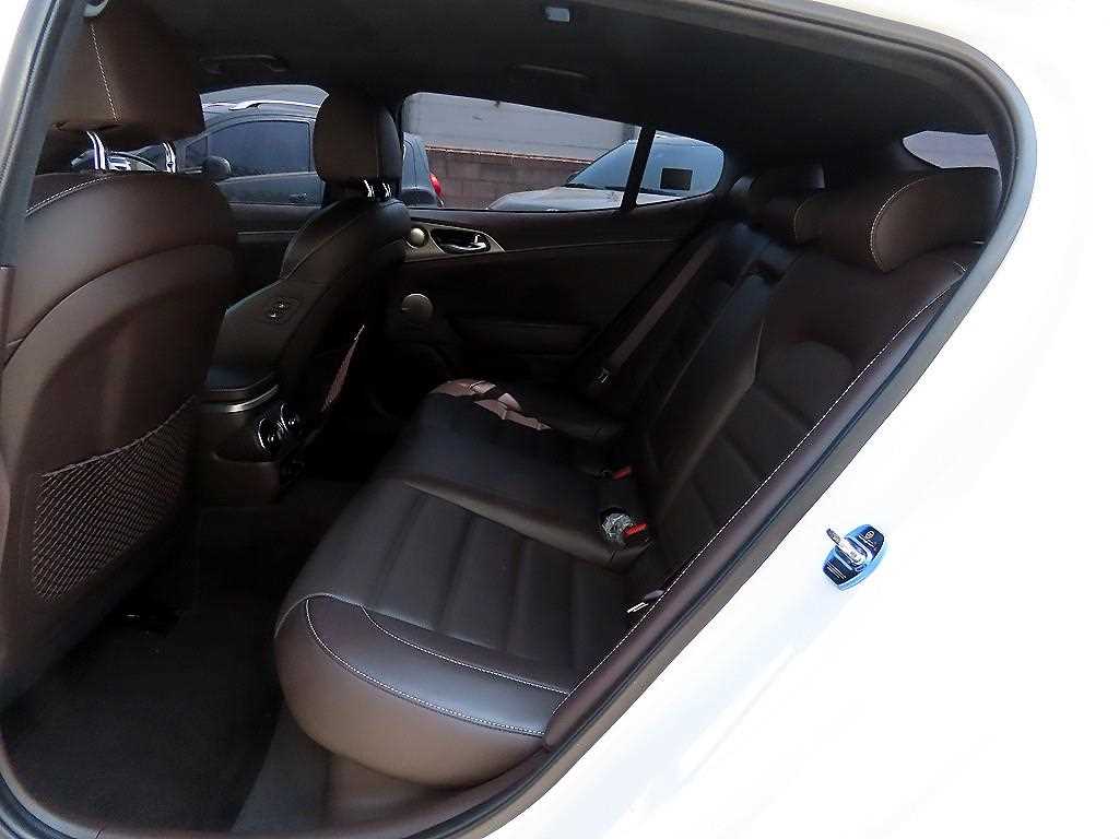KIA Stinger - Vista 6