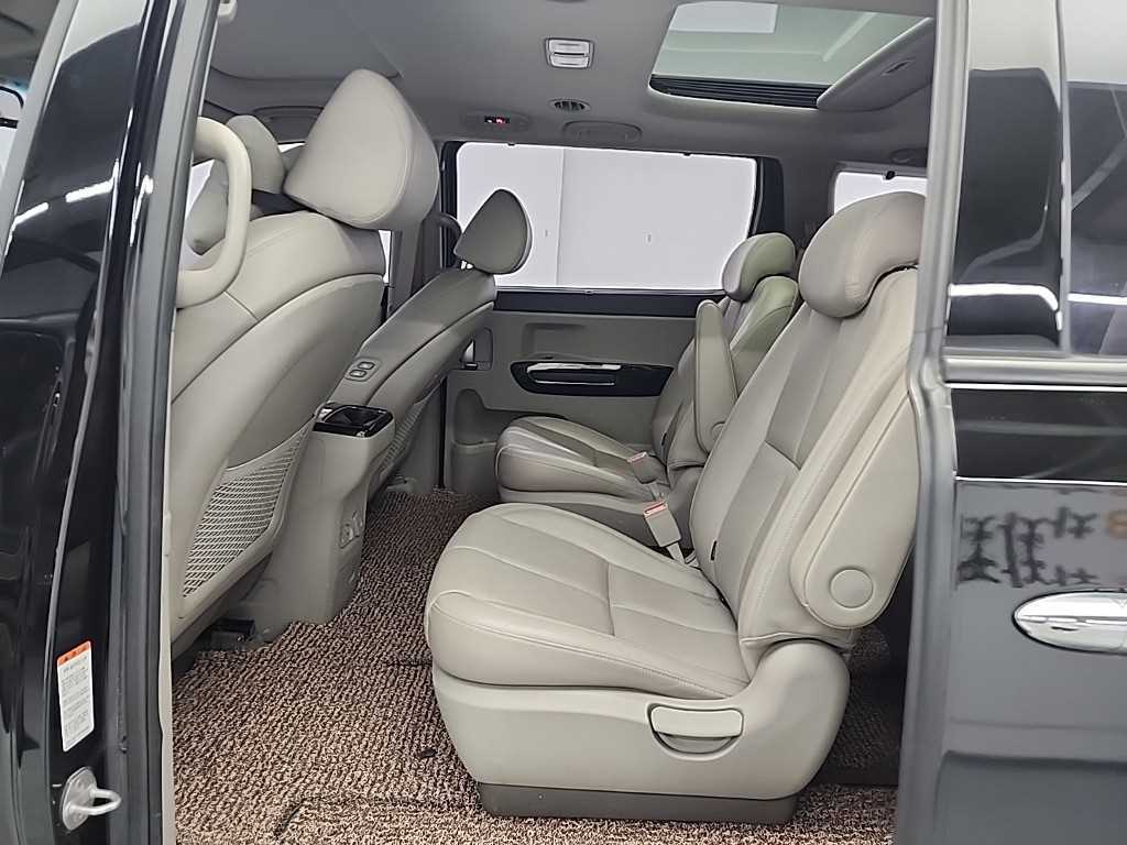KIA Carnival - Vista 12