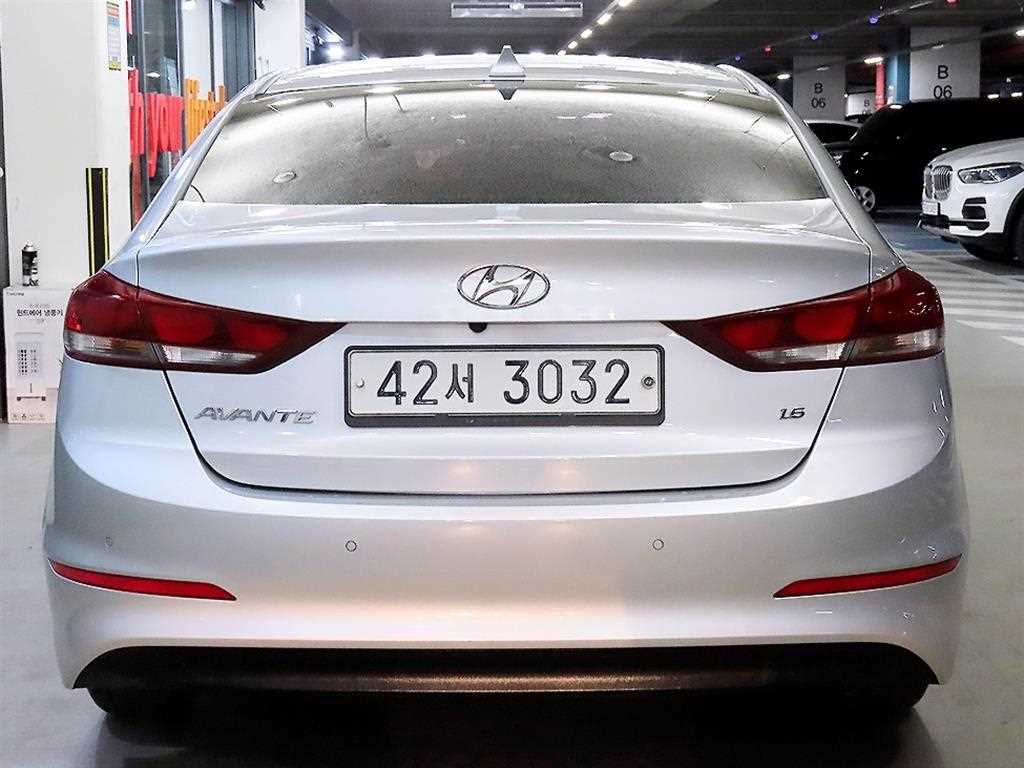 HYUNDAI Avante - Vista 5