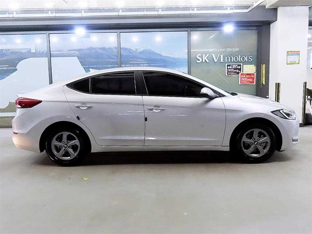 HYUNDAI Avante - Vista 3