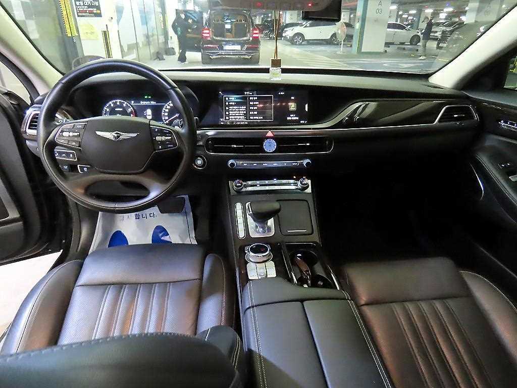 Genesis G90 - Vista 10
