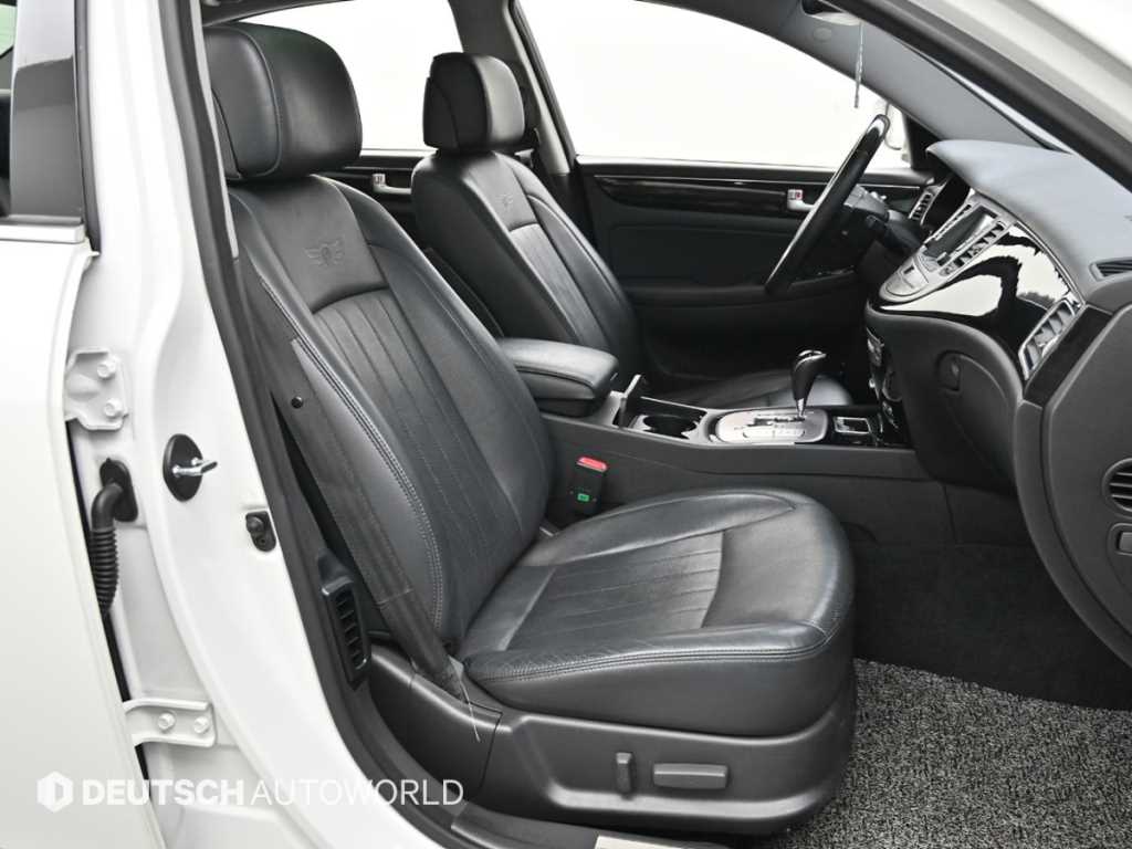 HYUNDAI Genesis - Vista 10