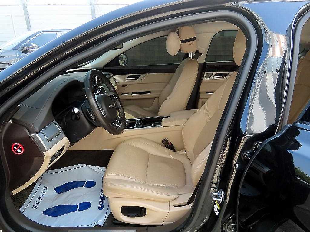 Jaguar XF - Vista 5