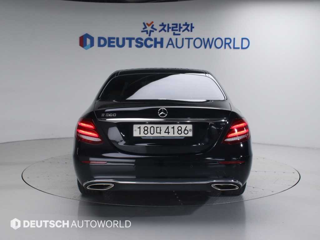 Mercedes Benz E class - Vista 4