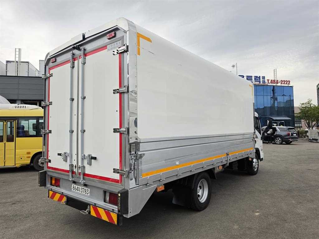 medium and large cargo truck - Vista 5