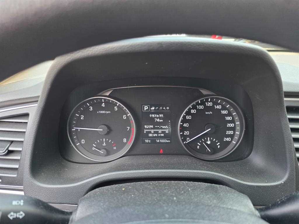HYUNDAI Avante - Vista 11