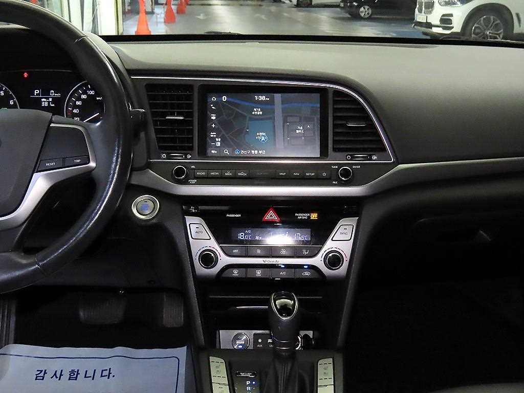 HYUNDAI Avante - Vista 11