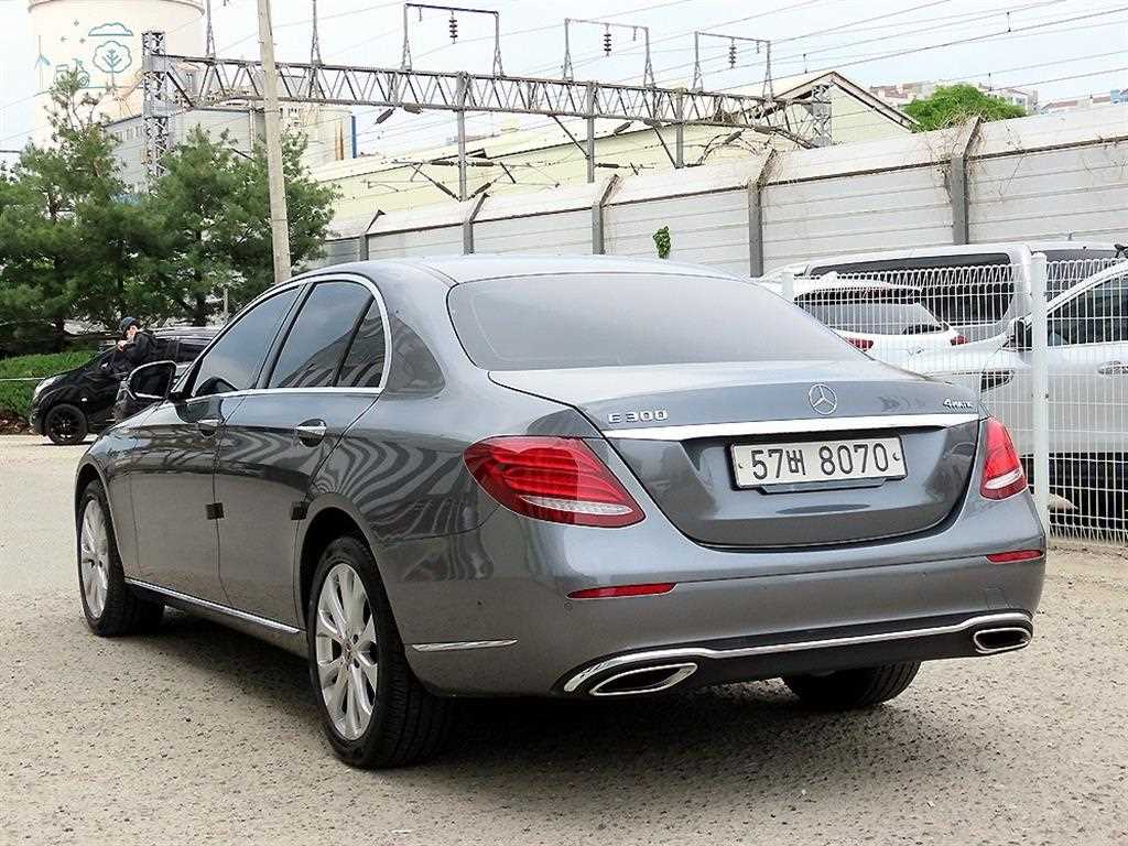 Mercedes Benz E class - Vista 4