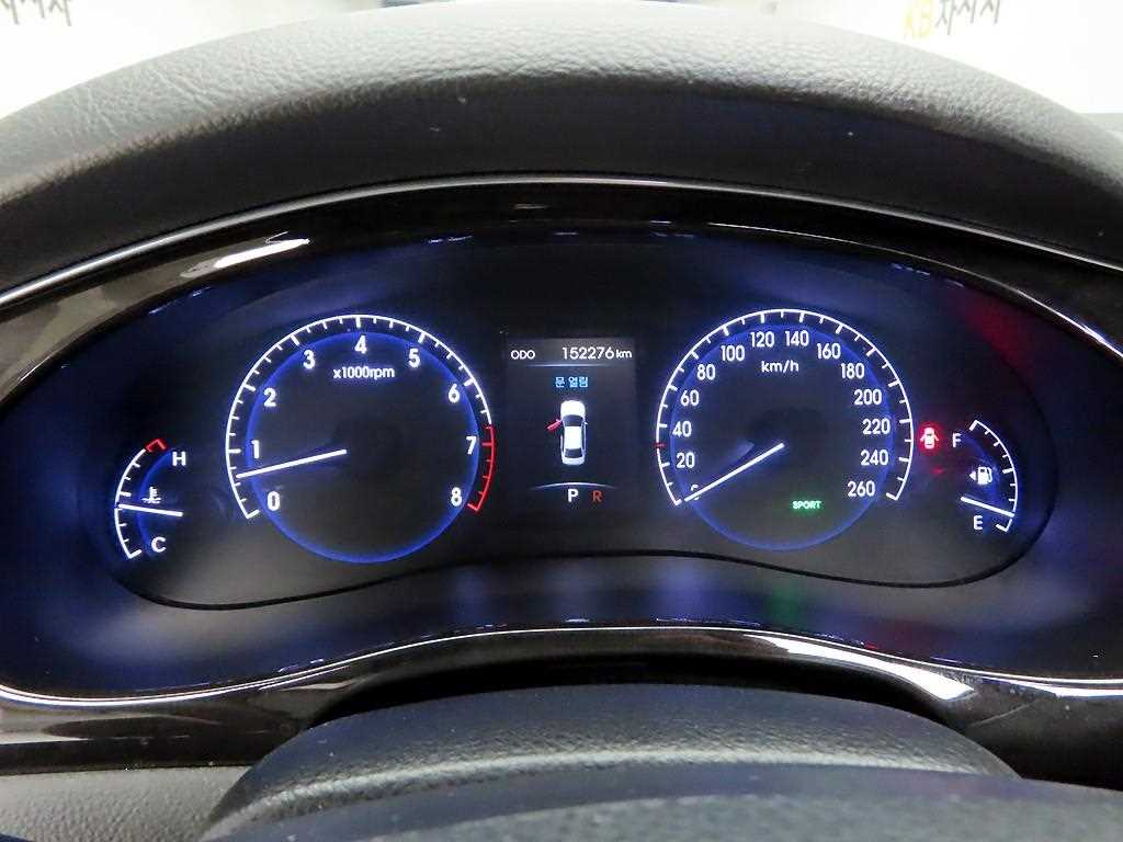 HYUNDAI Genesis - Vista 5