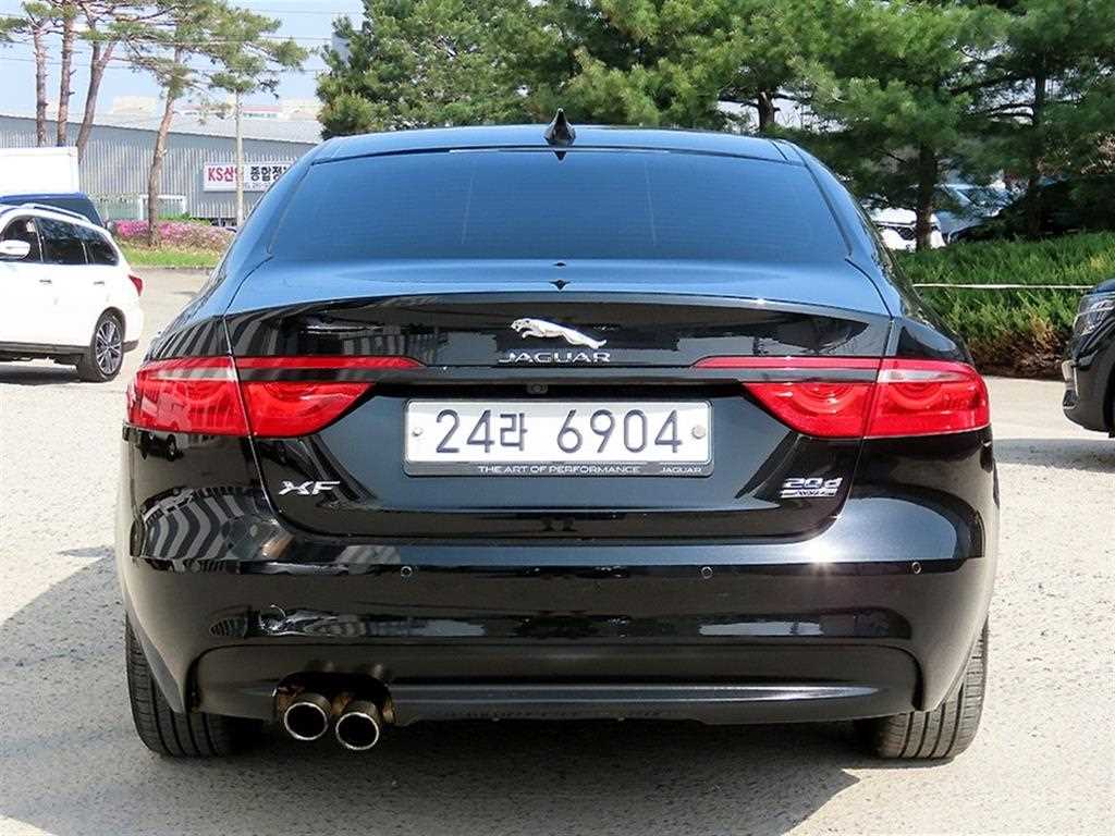 Jaguar XF - Vista 4