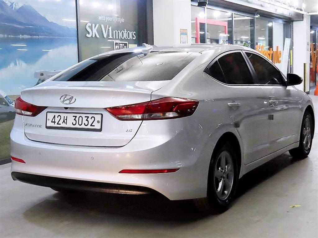 HYUNDAI Avante - Vista 4
