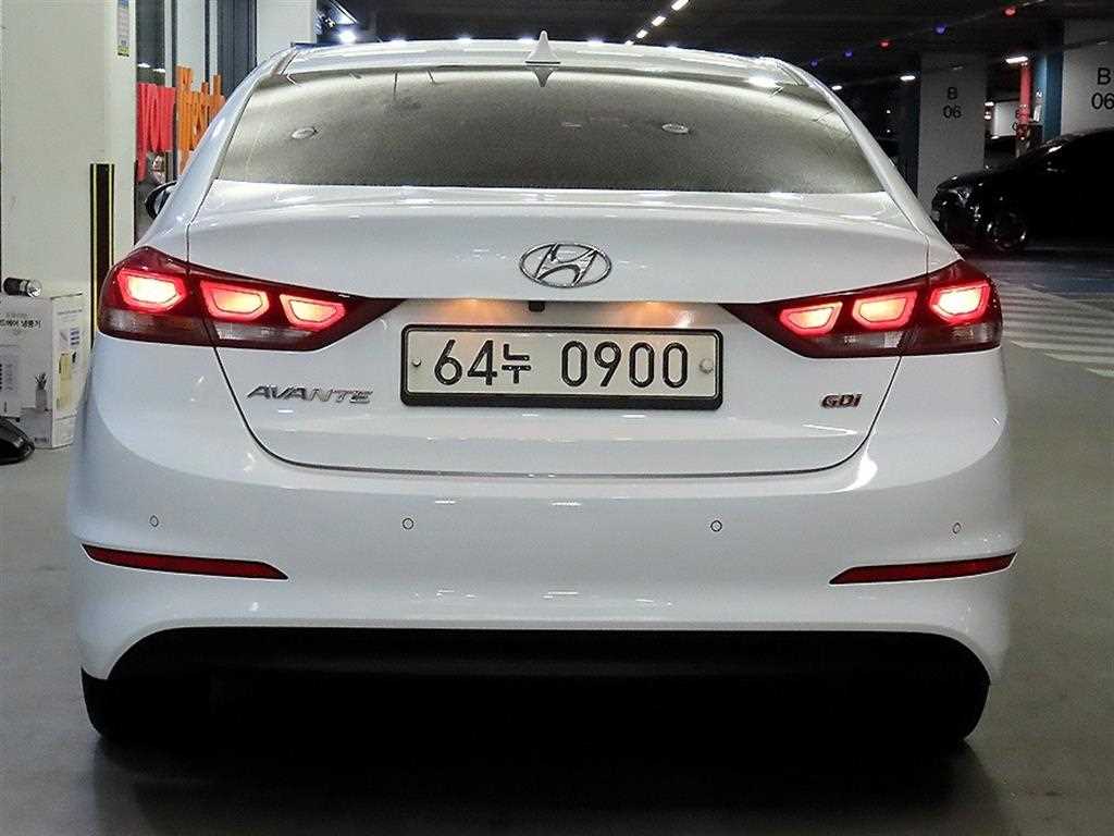 HYUNDAI Avante - Vista 5