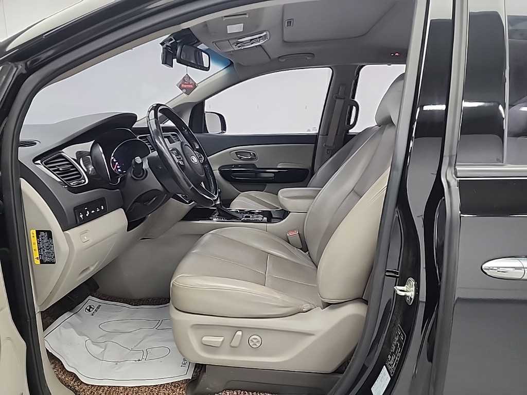 KIA Carnival - Vista 11