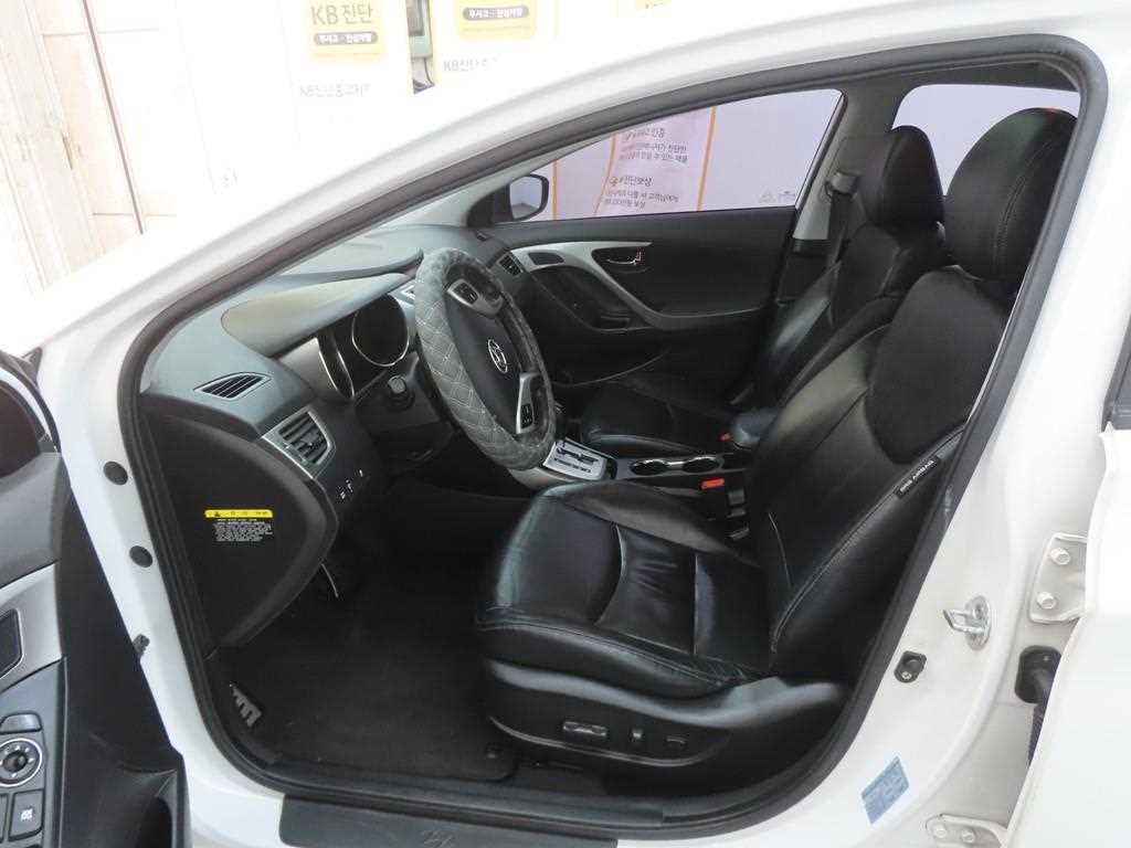 HYUNDAI Avante - Vista 5