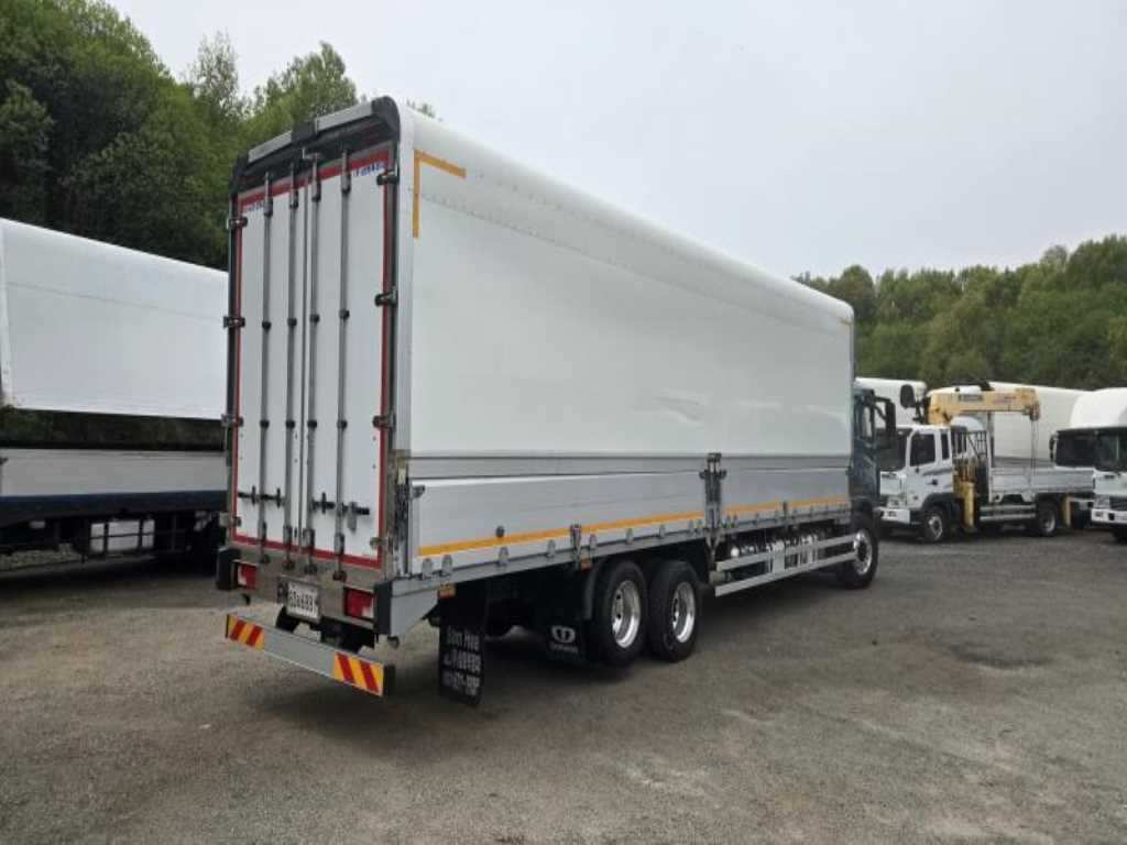 medium and large cargo truck - Vista 7