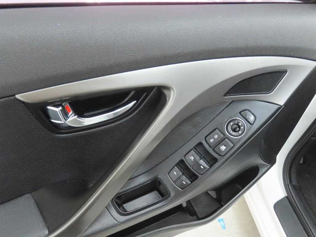 HYUNDAI Avante - Vista 9