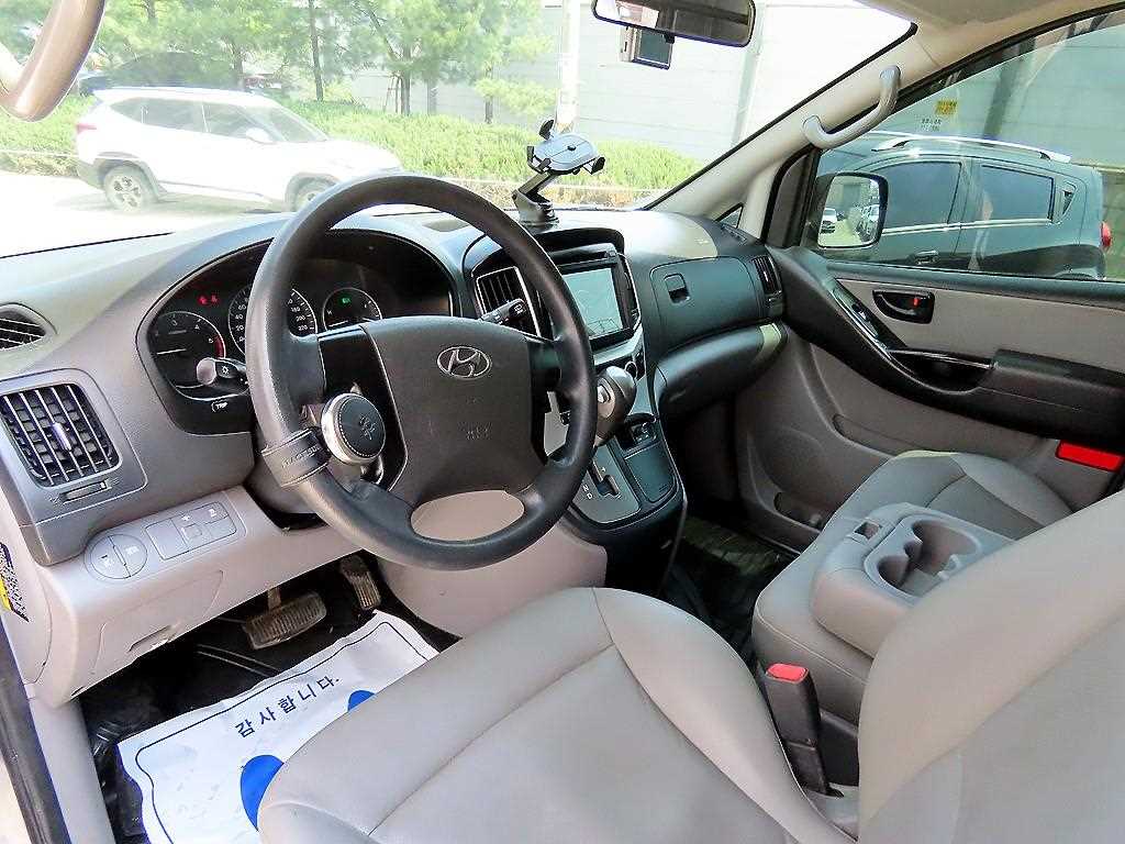 HYUNDAI Starex - Vista 7