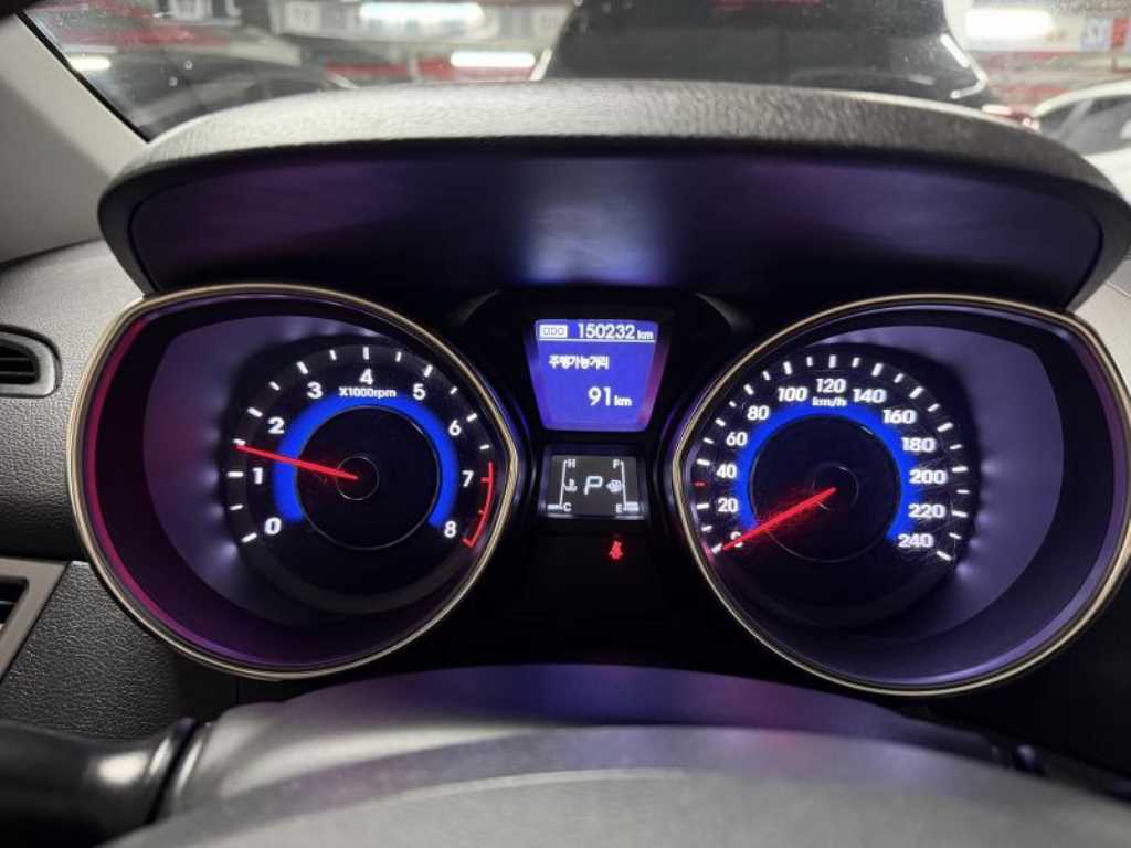 HYUNDAI Avante - Vista 9