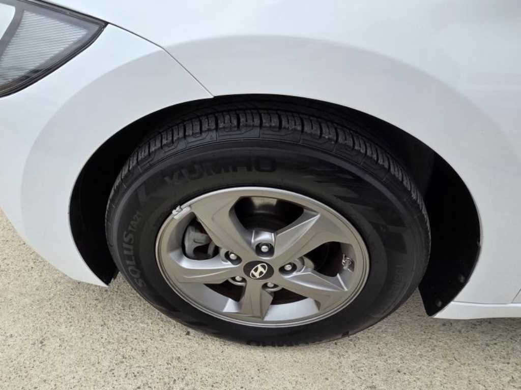 HYUNDAI Avante - Vista 5