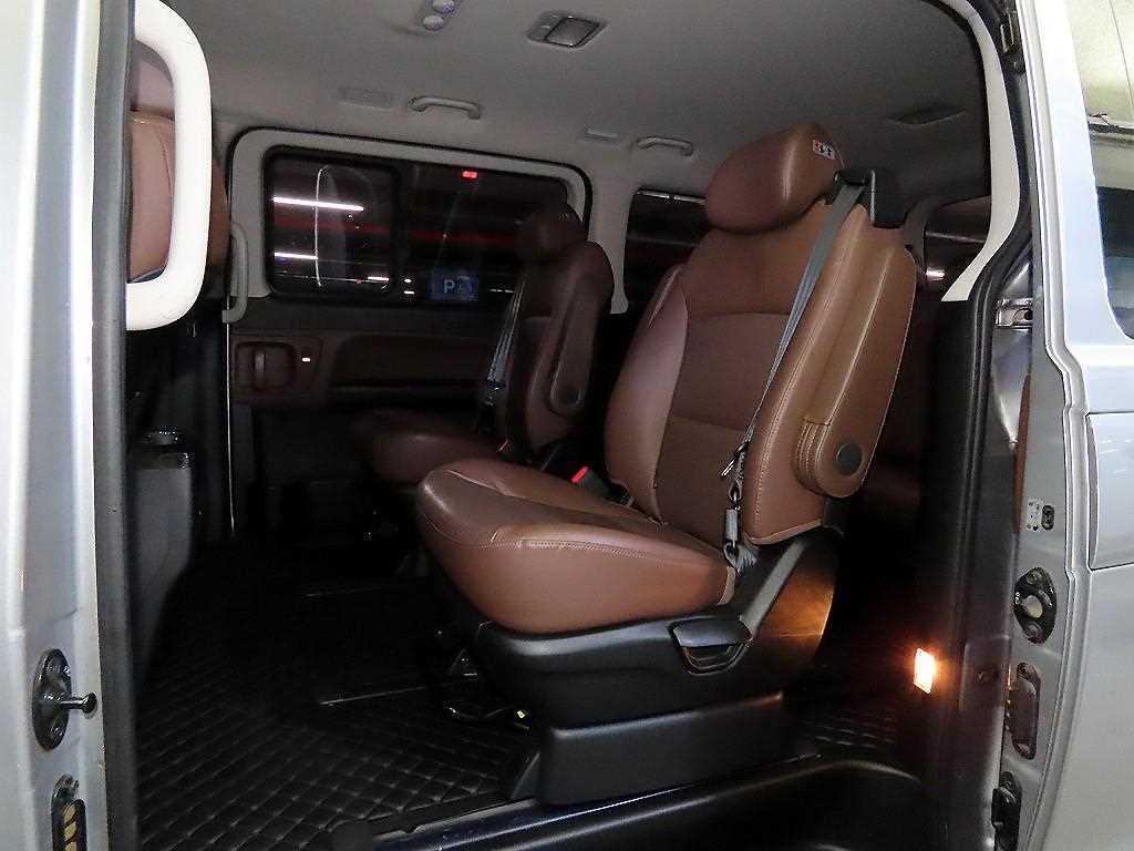 HYUNDAI Starex - Vista 7