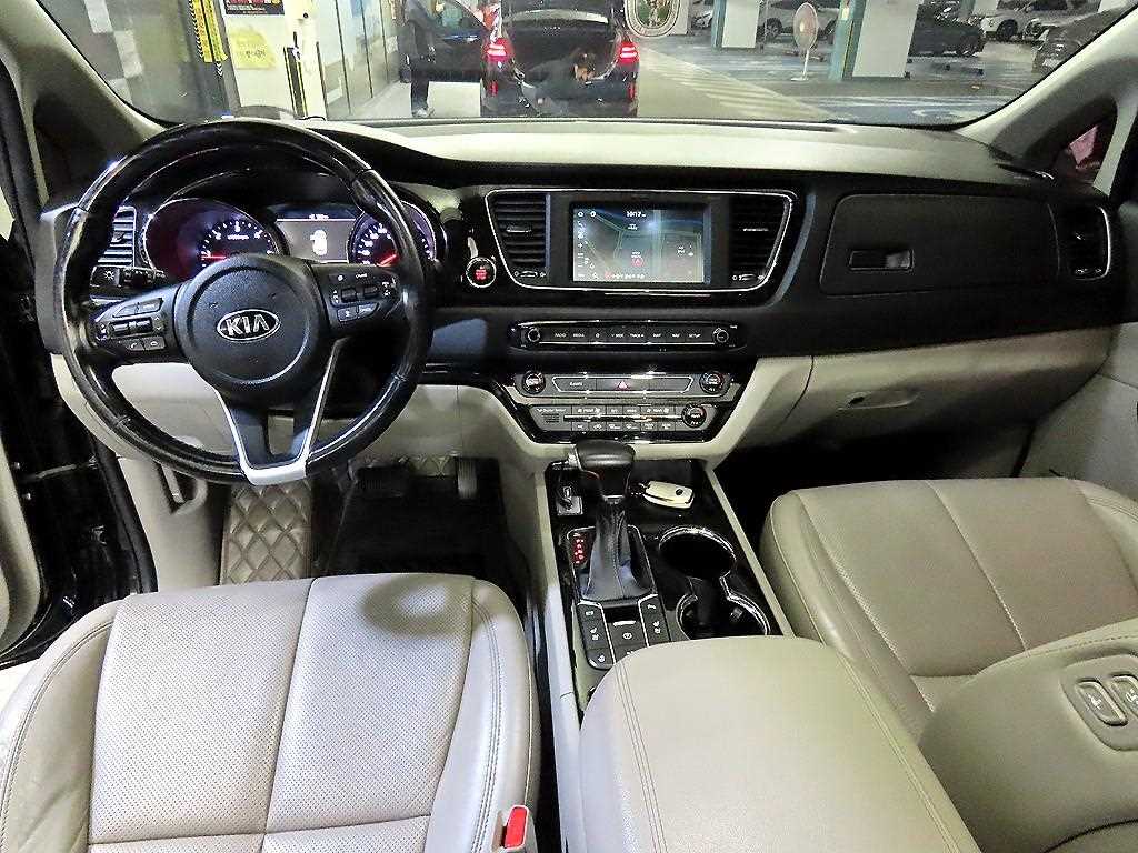 KIA Carnival - Vista 10
