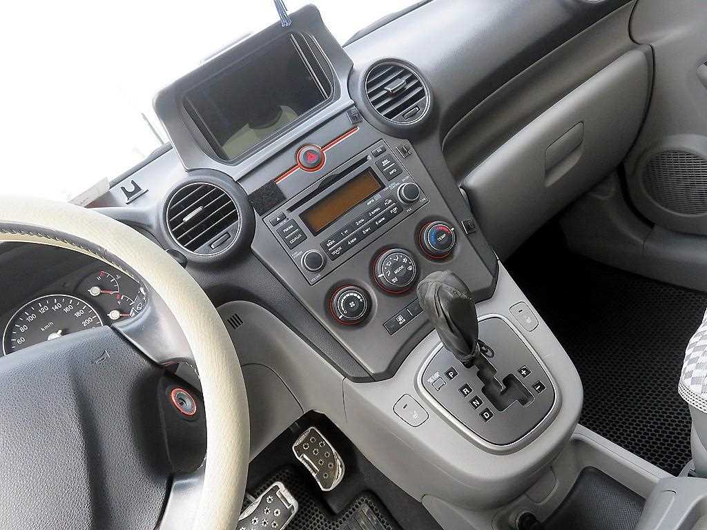 KIA Carens - Vista 12