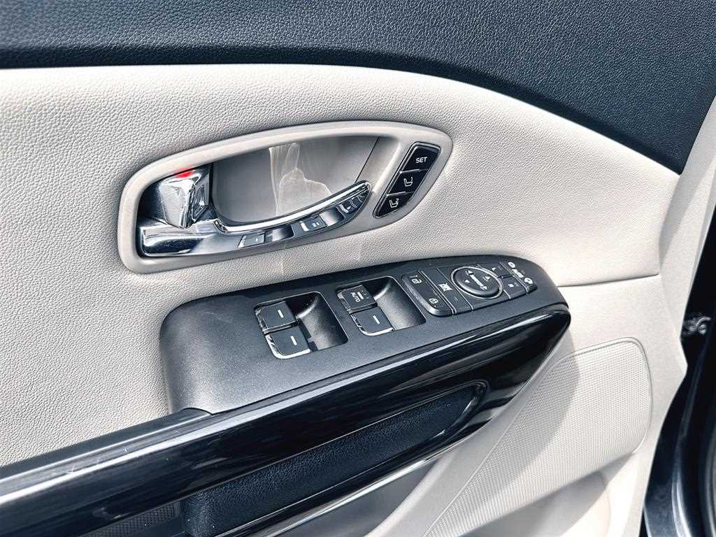 KIA Carnival - Vista 11