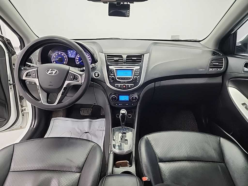 HYUNDAI Accent - Vista 7