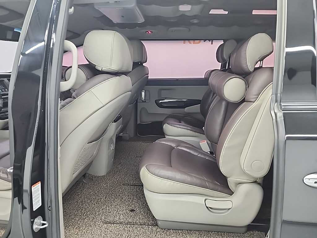 KIA Carnival - Vista 12