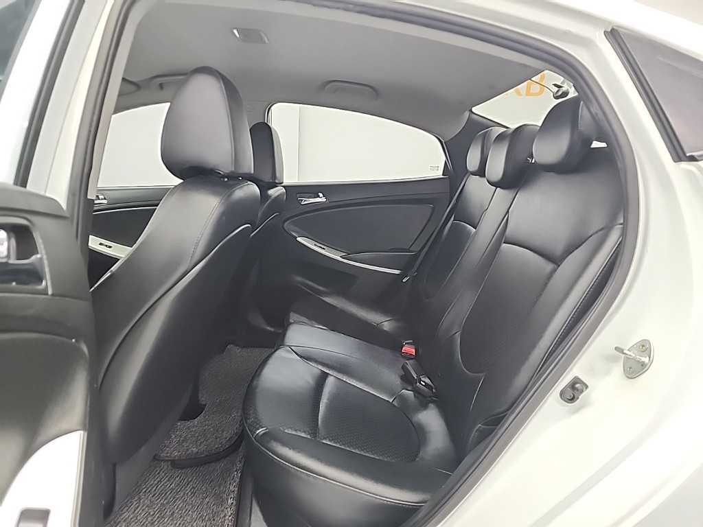 HYUNDAI Accent - Vista 12
