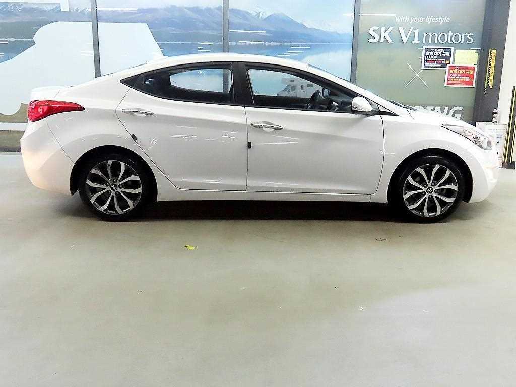 HYUNDAI Avante - Vista 3
