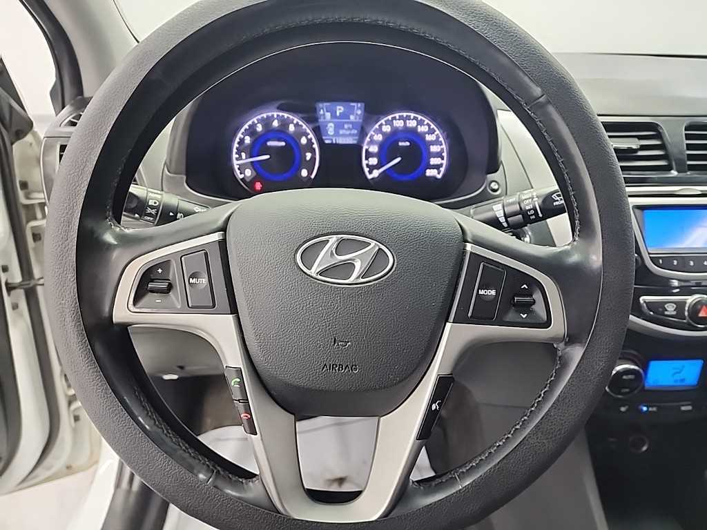 HYUNDAI Accent - Vista 9