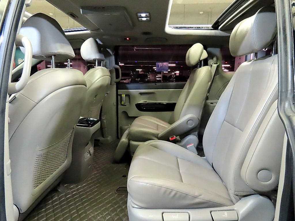 KIA Carnival - Vista 7