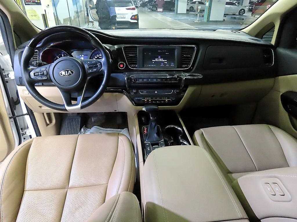KIA Carnival - Vista 10