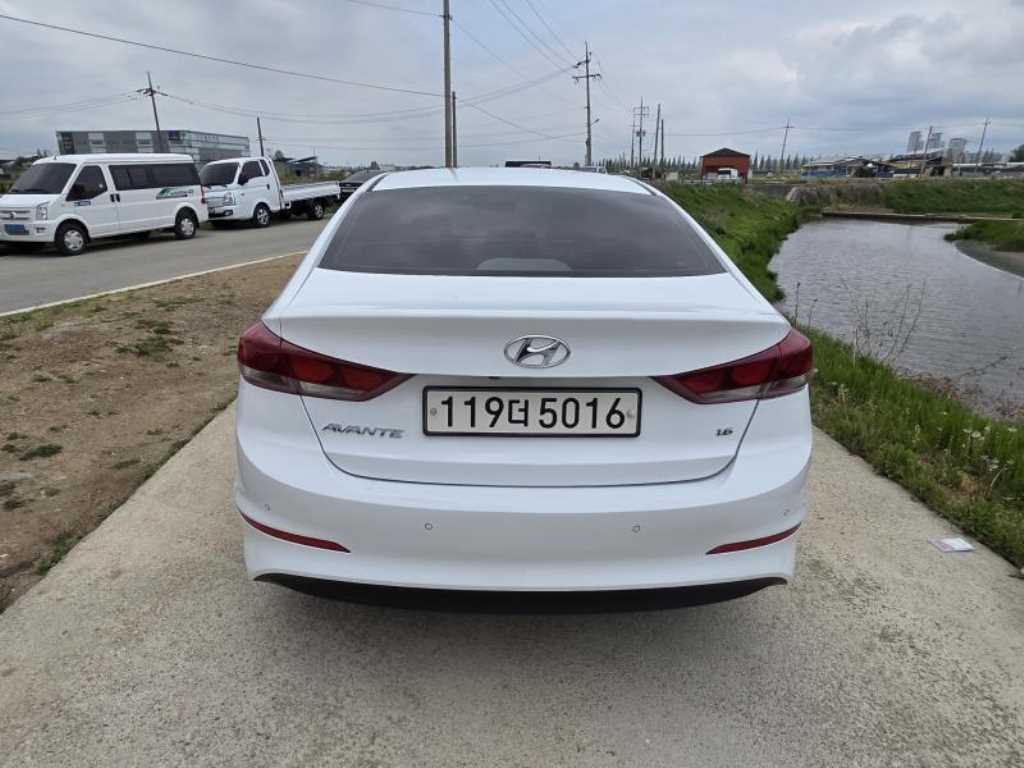 HYUNDAI Avante - Vista 4