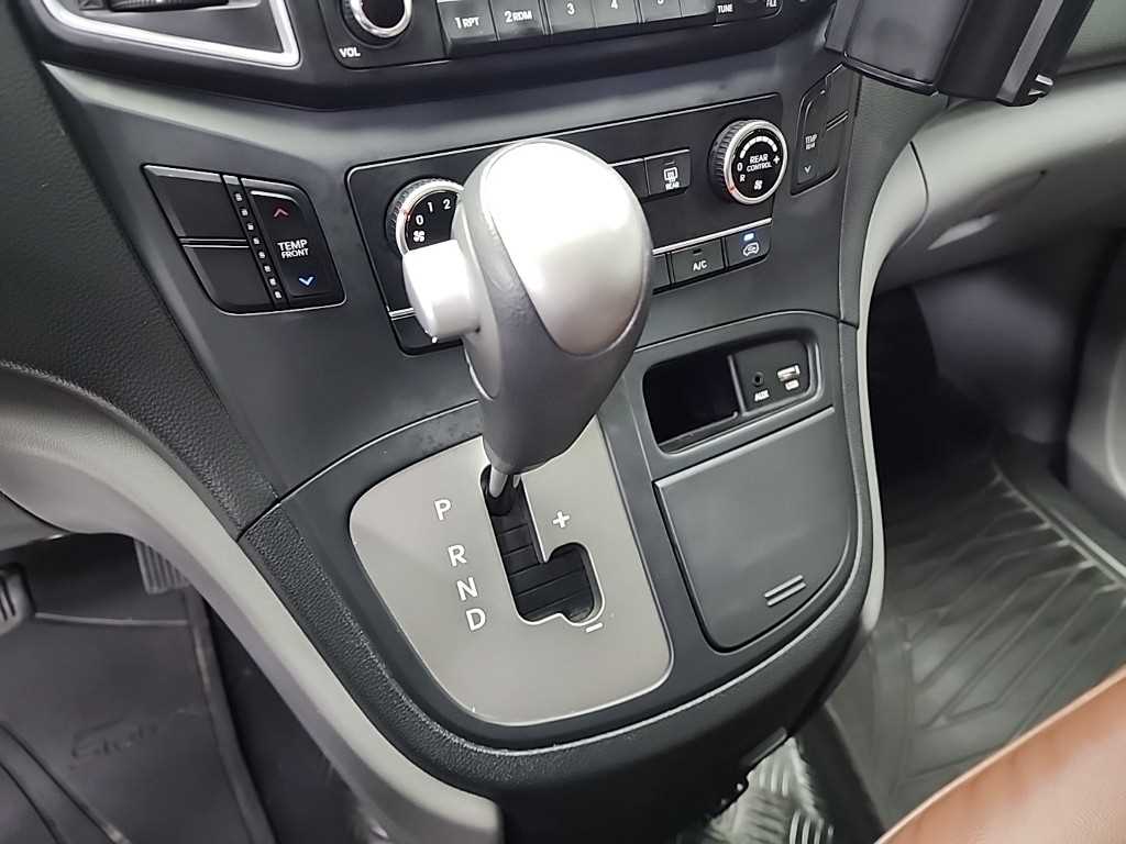 HYUNDAI Starex - Vista 8