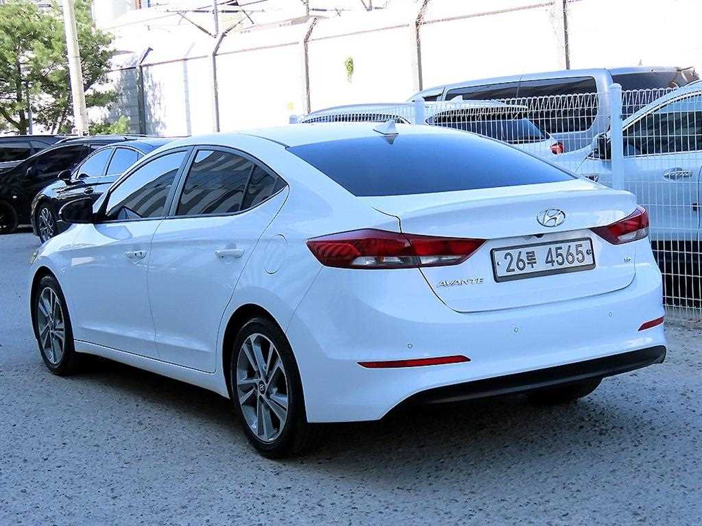HYUNDAI Avante - Vista 3