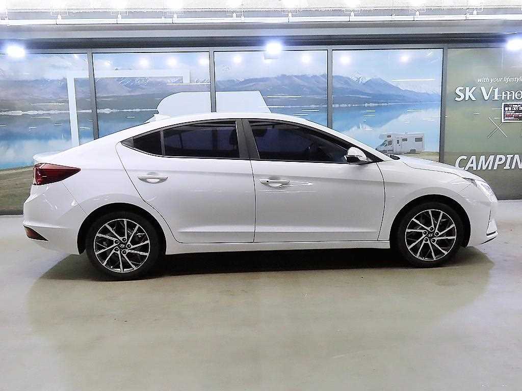 HYUNDAI Avante - Vista 3