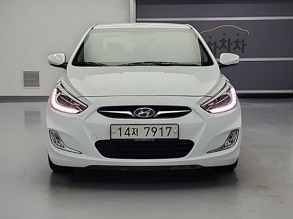 HYUNDAI Accent - Vista 2